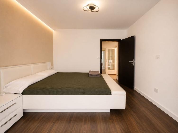 Apartament cu 4 camere semidecomandat în Aradului
