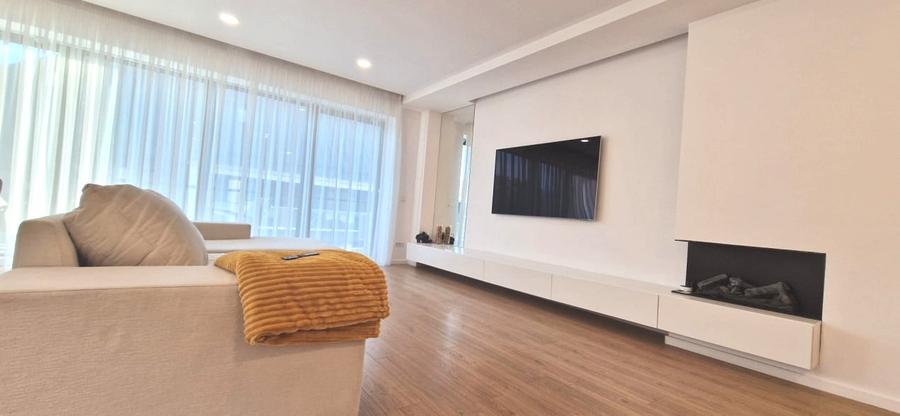 Apartament cu 3 camere decomandat, mobilat în Sisești