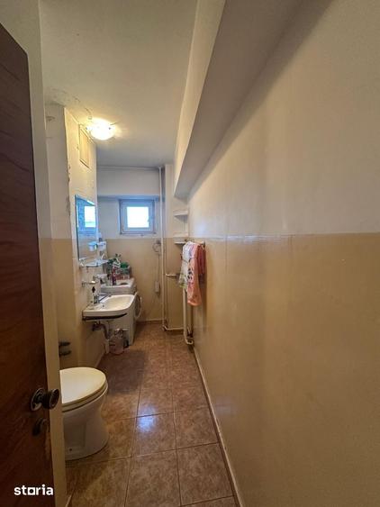 Apartament cu 4 camere decomandat în Drumul Taberei