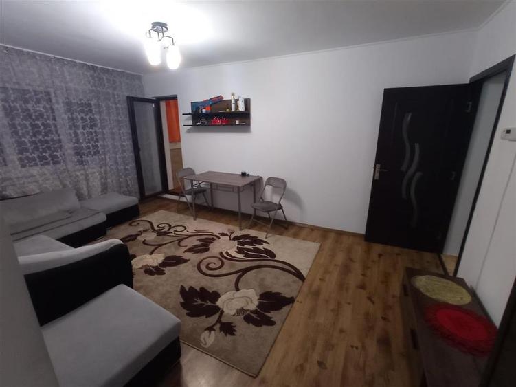 Apartament cu 4 camere semidecomandat, mobilat în Podu Roș