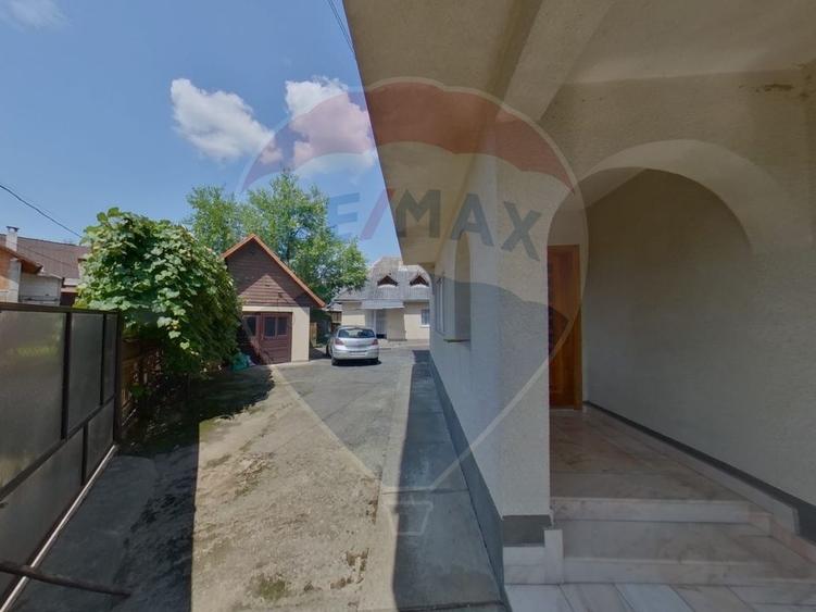 Casă individuală cu 8 camere cu Teren 2694 Mp în Rona de Sus