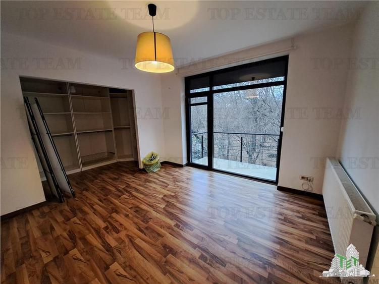 Casă individuală cu 7 camere cu Teren 505 Mp în Corbeanca