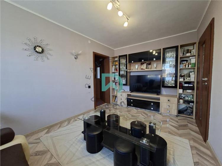 Apartament cu 3 camere semidecomandat în Florilor