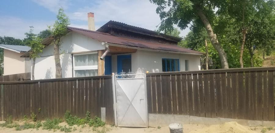 Casă cu 2 camere cu Teren 2000 Mp în Brădești