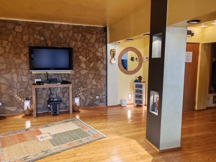 Apartament cu 3 camere semidecomandat, mobilat în Ultracentral