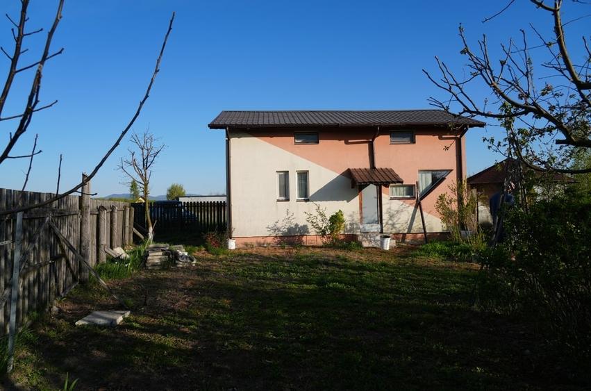 Casă cu 6 camere cu Teren 2000 Mp în Roșu