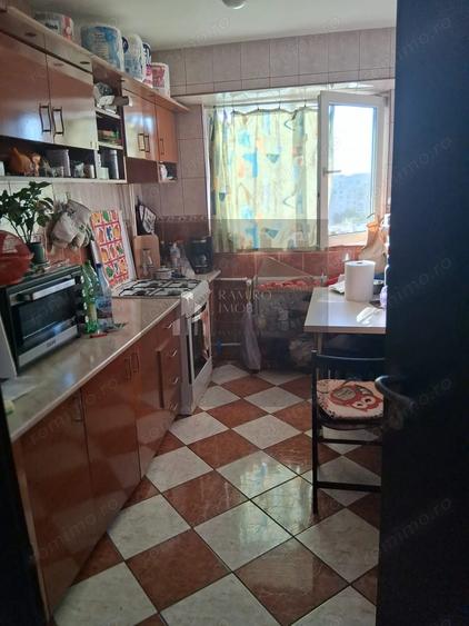 Apartament cu 3 camere semidecomandat în Gorjului