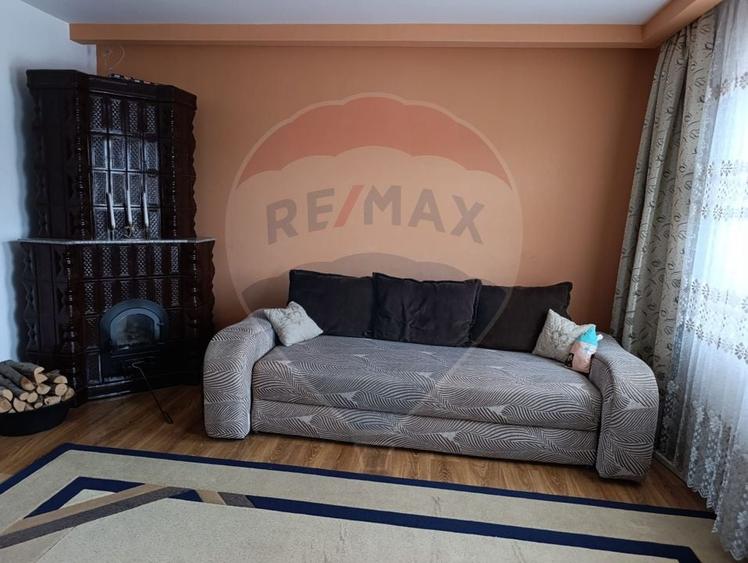 Casă individuală cu 5 camere cu Teren 343 Mp în Est