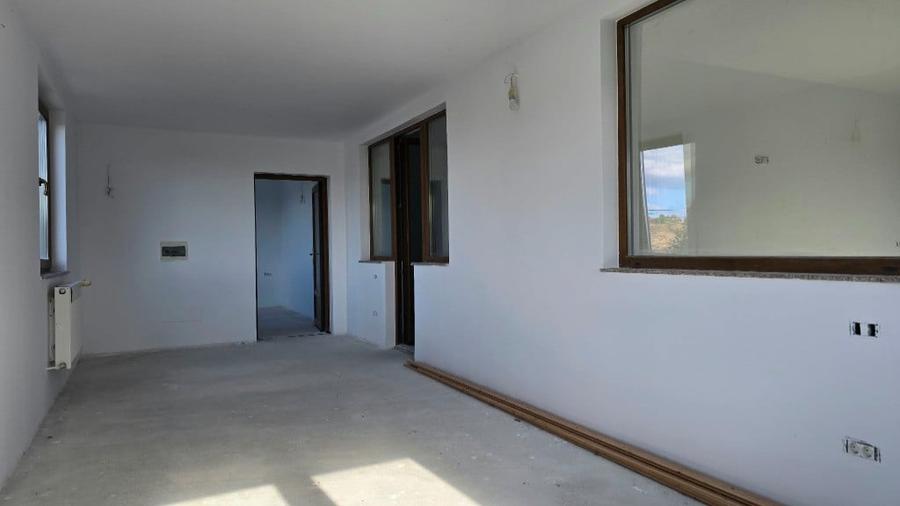 Casă cu 8 camere cu Teren 830 Mp în Brănișca