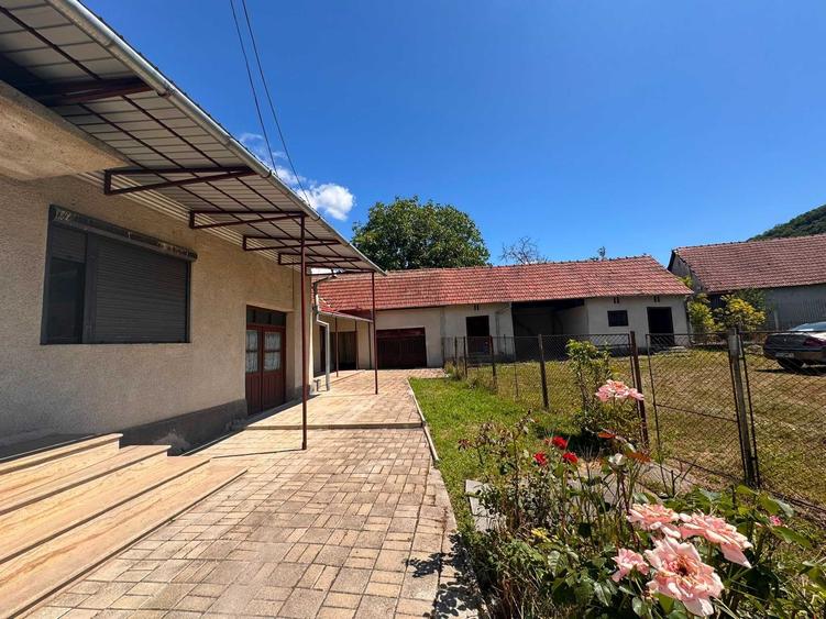 Casă cu 4 camere decomandat în Vețel