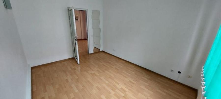 Apartament cu 3 camere semidecomandat în Tineretului