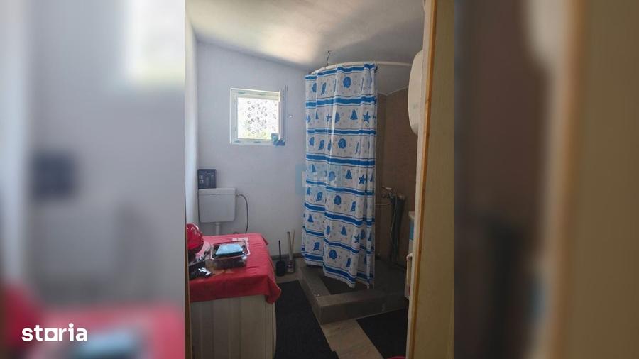 Casă cu 7 camere cu Teren 1400 Mp în Poienarii Burchii