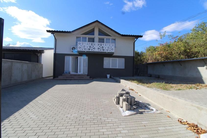 Casă individuală cu 6 camere cu Canalizare în Est