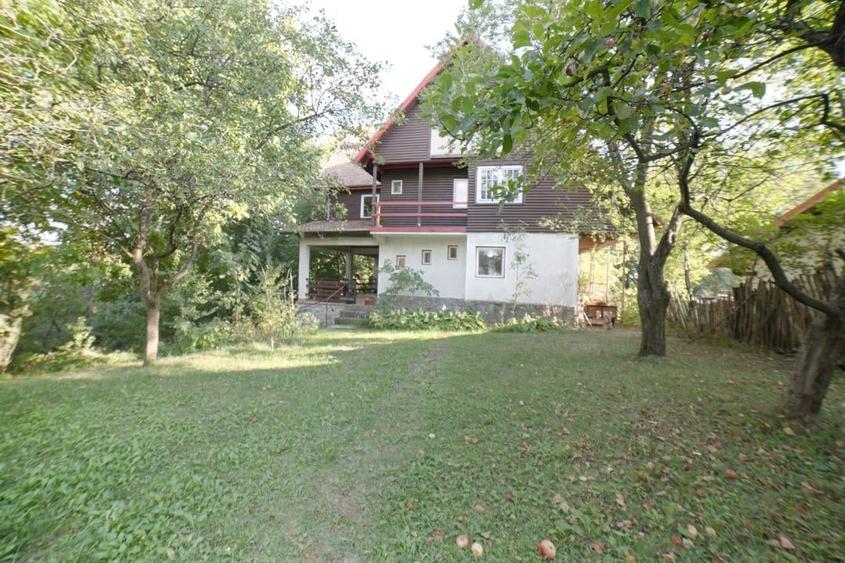 Casă cu 5 camere cu Teren 1364 Mp în Central