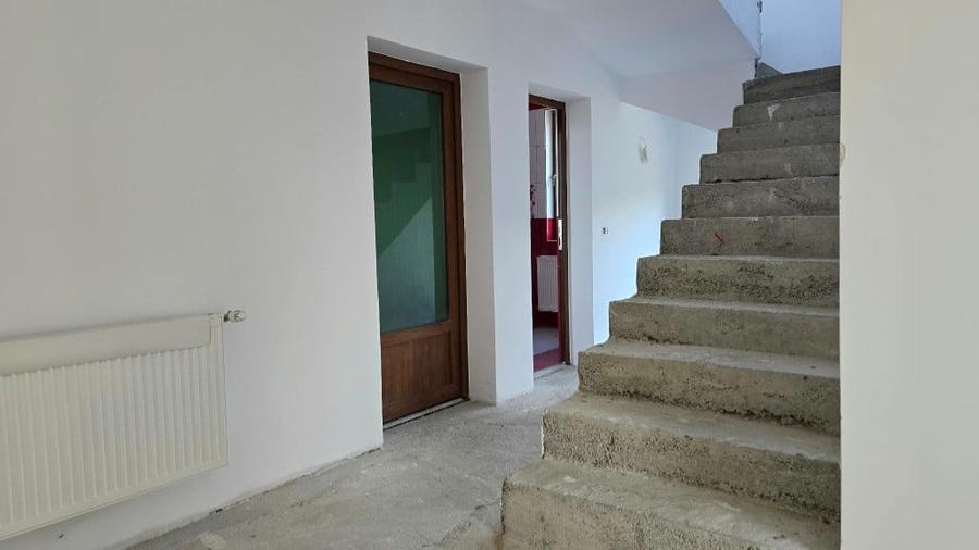 Casă cu 8 camere cu Teren 830 Mp în Brănișca