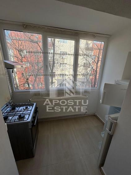 Apartament cu 3 camere semidecomandat în Aradului