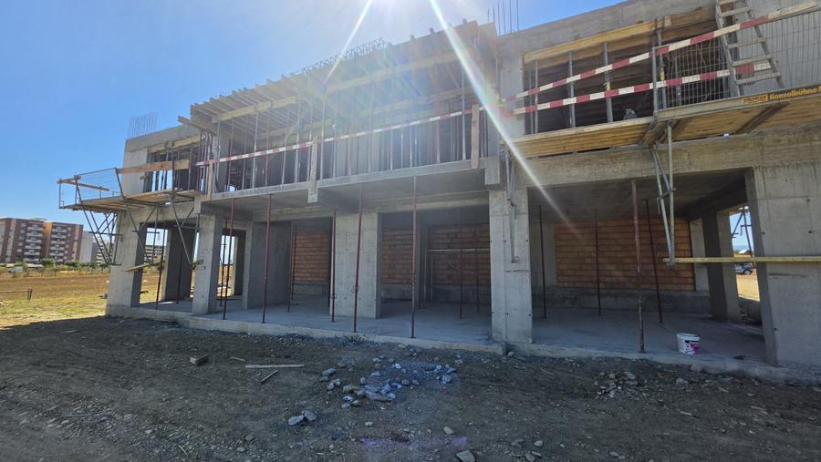 Apartament cu 4 camere decomandat în Periferie