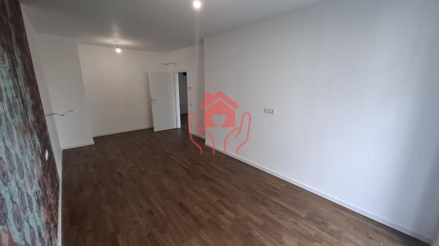 Apartament cu 3 camere semidecomandat, mobilat în Băneasa