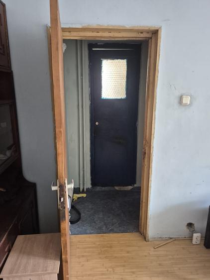 Apartament cu 3 camere semidecomandat în Crângași