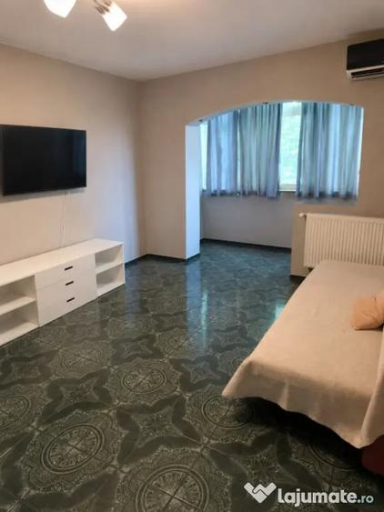 Apartament cu 4 camere semidecomandat în Rovine