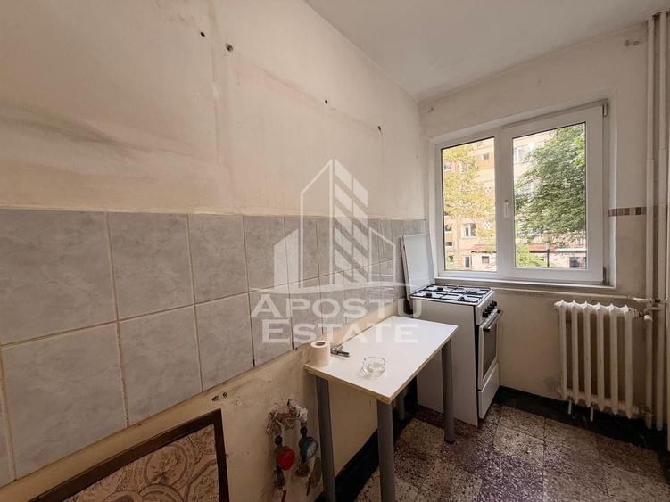 Apartament cu 2 camere semidecomandat, mobilat în Central