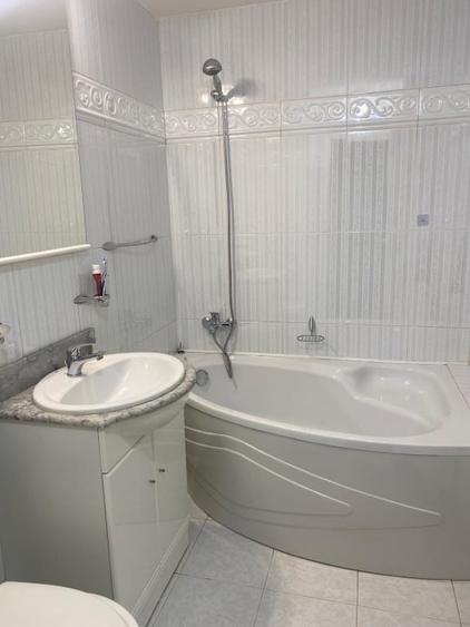 Apartament cu 4 camere decomandat în Micro 2