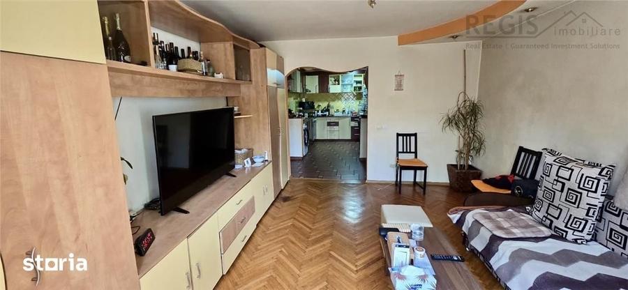 Apartament cu 4 camere decomandat în Tractorul