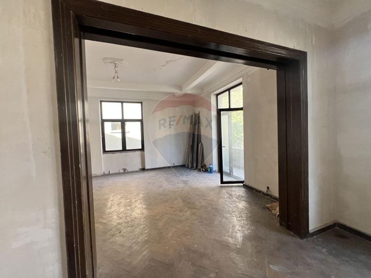 Apartament cu 3 camere semidecomandat în P-ța Romană