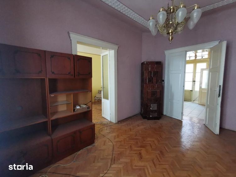 Apartament cu 3 camere semidecomandat în Central