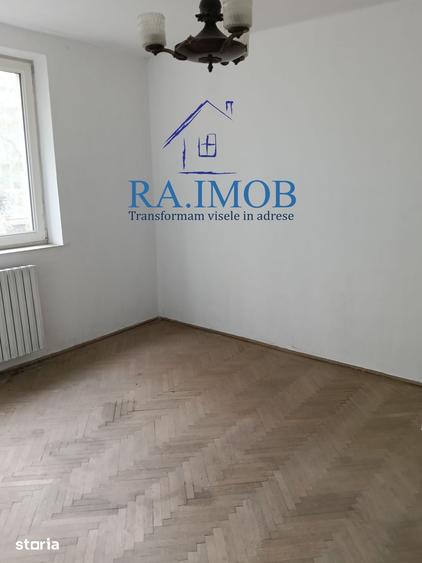 Apartament cu 3 camere semidecomandat în Republicii