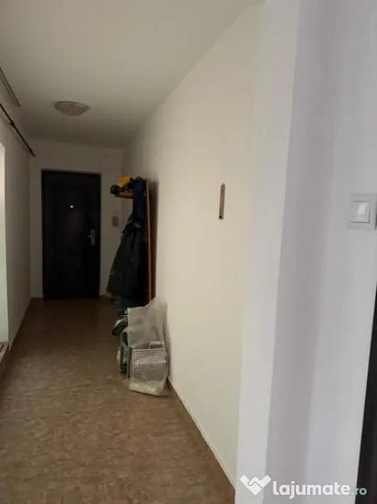 Apartament cu 3 camere decomandat în Calea București