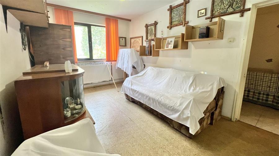 Apartament cu 3 camere semidecomandat în Astra