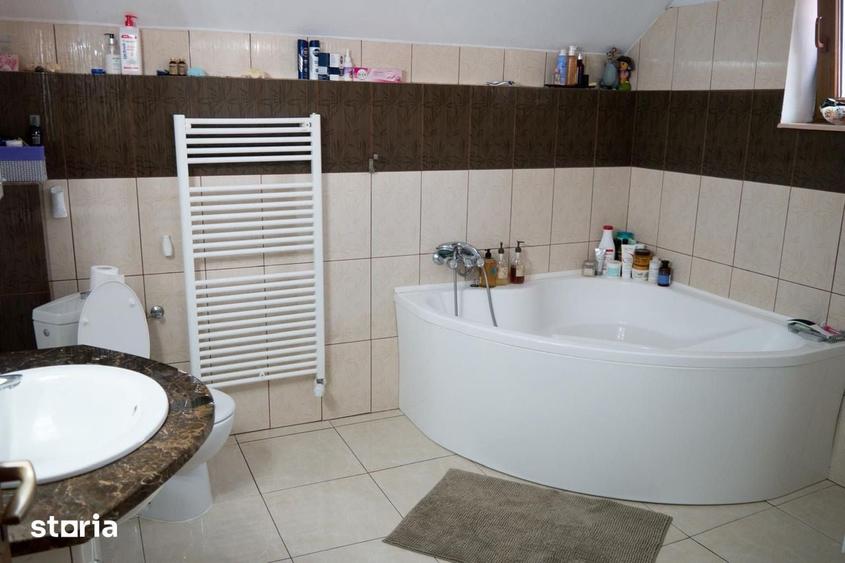 Casă cu 6 camere cu Teren 6000 Mp în Sud
