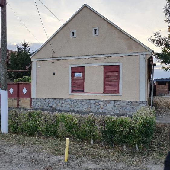 Casă cu 3 camere cu Teren 1095 Mp în Central