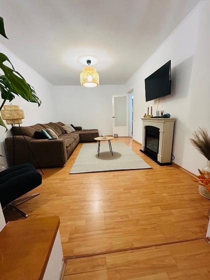 Apartament cu 3 camere decomandat, mobilat în Calea Moroieni