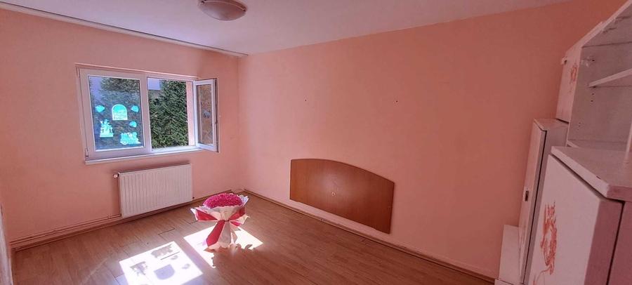 Apartament cu 3 camere decomandat în Astra