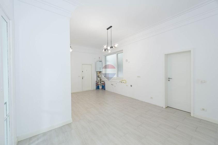 Apartament cu 5 camere decomandat, mobilat în P-ța Unirii