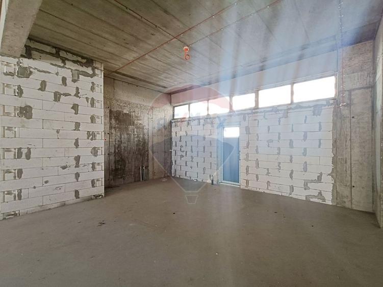 Spațiu comercial, de 281.29998779297 mp, în Exterior Vest