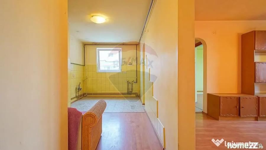 Apartament cu 3 camere decomandat în Astra