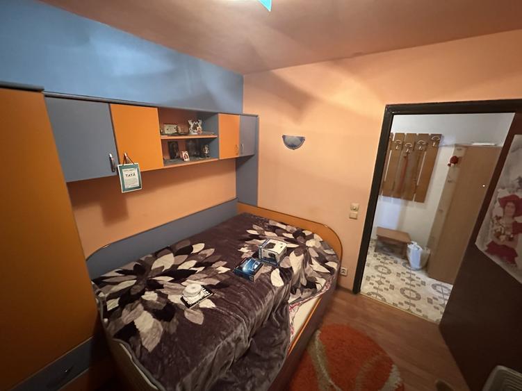 Apartament cu 4 camere semidecomandat, mobilat în Berceni