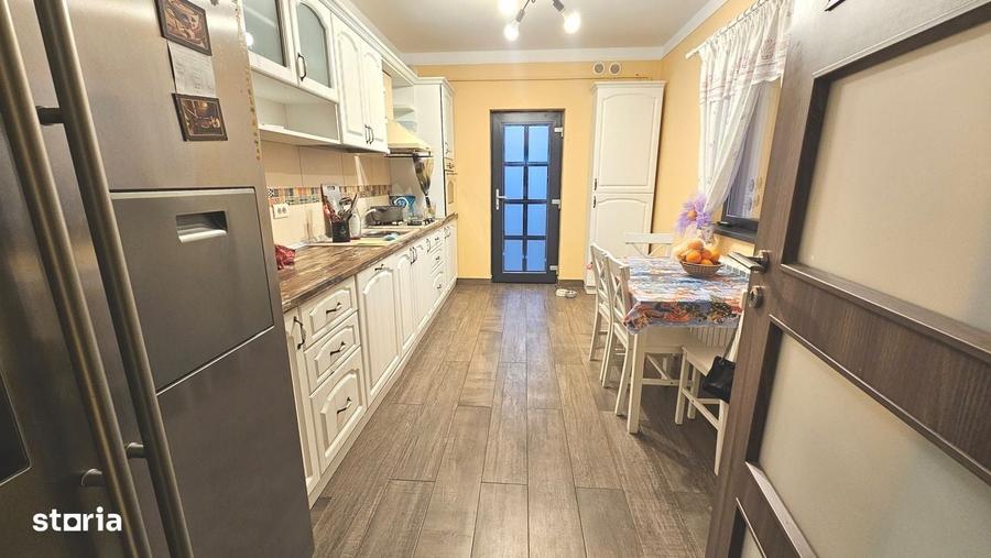 Casă cu 4 camere decomandat în Rediu
