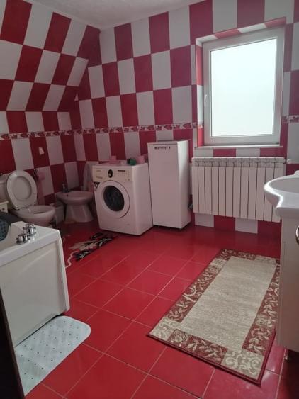 Casă individuală cu 5 camere cu Canalizare în Cârcea