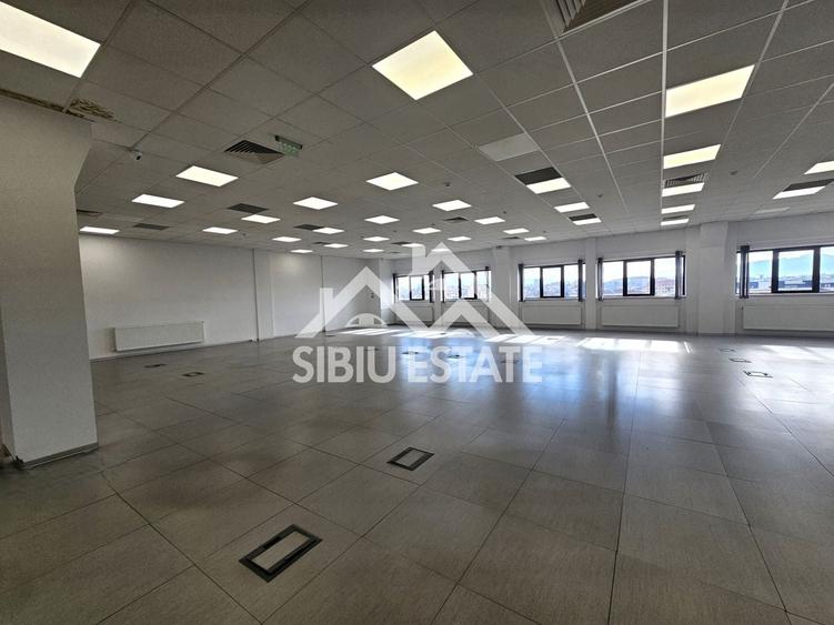 Birou, de 580 mp, în Central