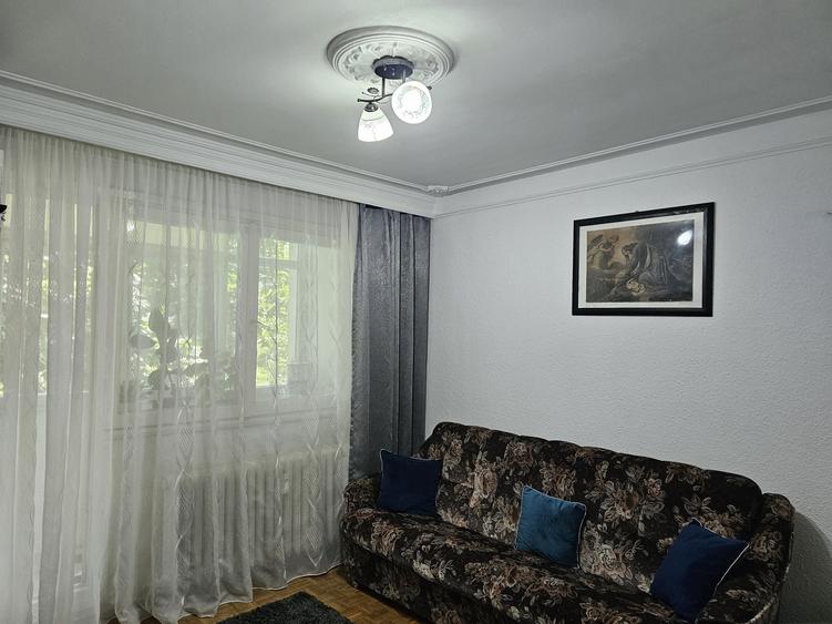 Apartament cu 3 camere decomandat, mobilat în Exterior Vest