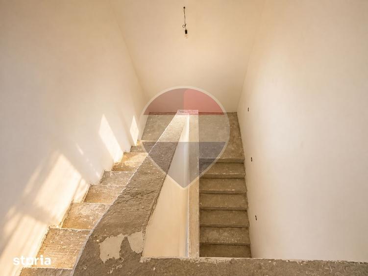 Casă cu 6 camere cu Teren 2700 Mp în Negri