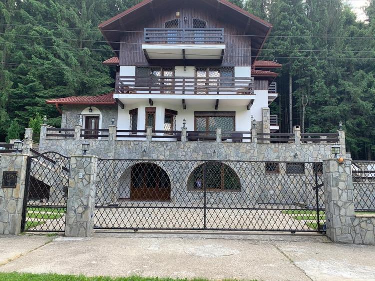Casă individuală cu 6 camere cu Teren 900 Mp în Sud