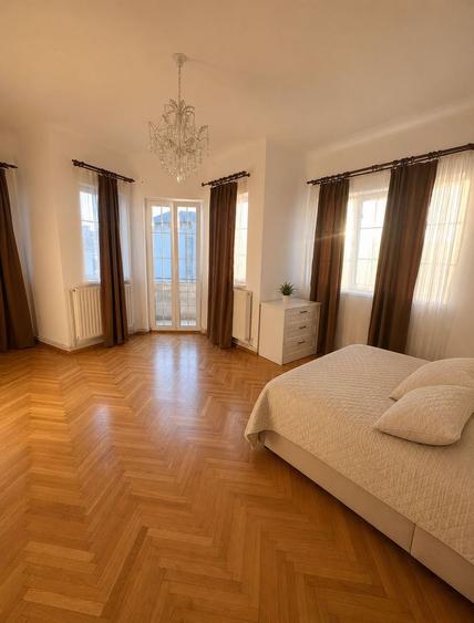 Apartament cu 3 camere semidecomandat, mobilat în Central
