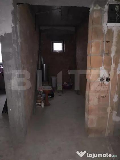 Casă cu 7 camere cu Teren 1600 Mp în Bâra
