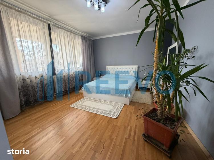 Casă cu 6 camere cu Teren 2953 Mp în Târgu Trotuș