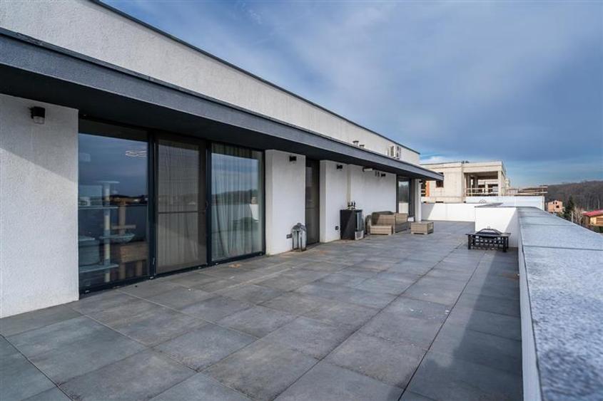 Penthouse cu 3 camere semidecomandat, mobilat în Central